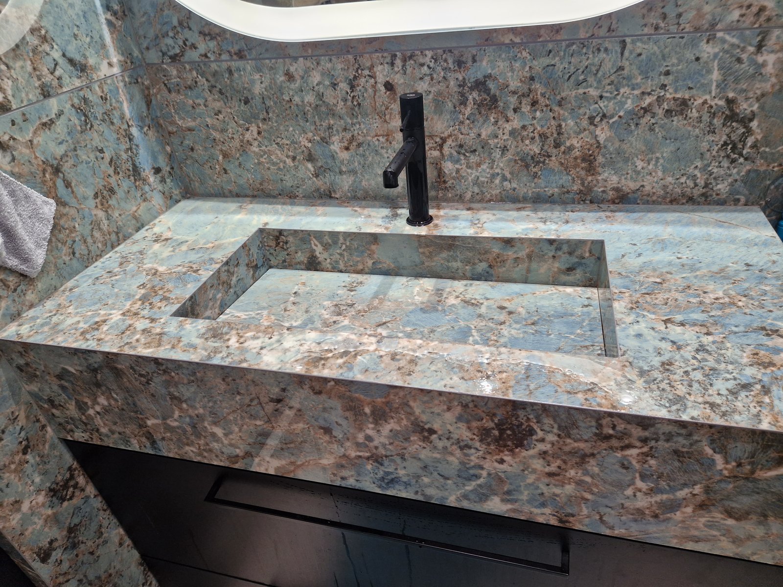 Vasque carrelée sur mesure en marbre bleu avec robinet noir, salle de bain haut de gamme à Meylan