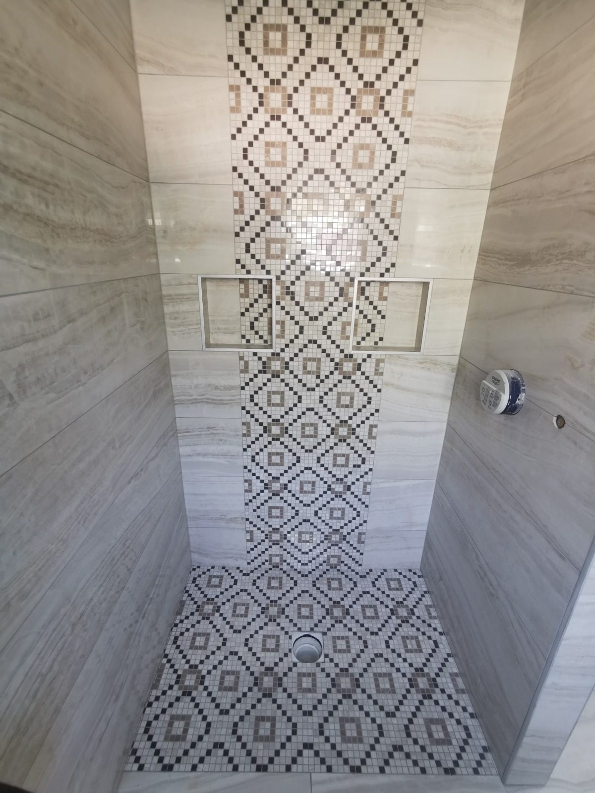 Douche à l'italienne avec mosaïque géométrique et faïence imitation pierre, réalisation SR Carrelage dans le Vercors
