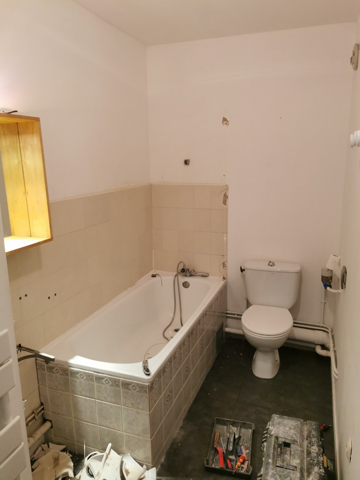 Avant : salle de bain ancienne avec baignoire, WC d'origine et faïence beige et orange