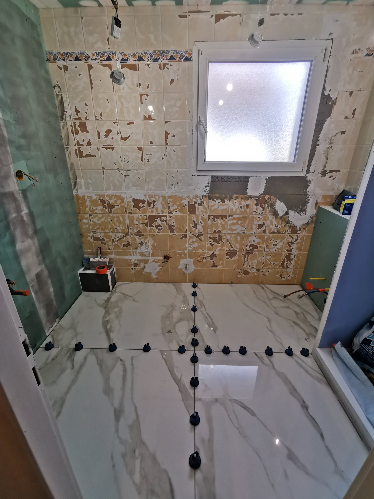 Avant : salle de bain années 70 avec carrelage rose et beige vieilli, ornements vintage