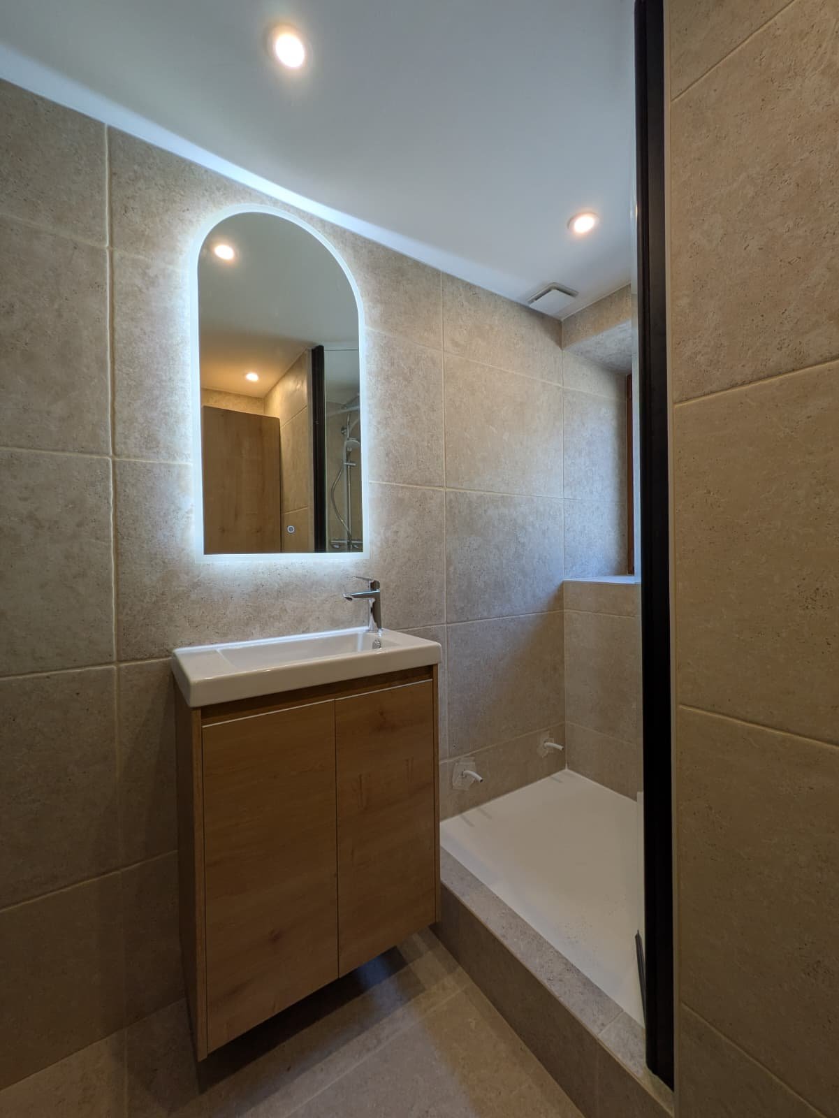 Vasque suspendue moderne avec miroir LED en arche, salle de bain rénovée par SR Carrelage