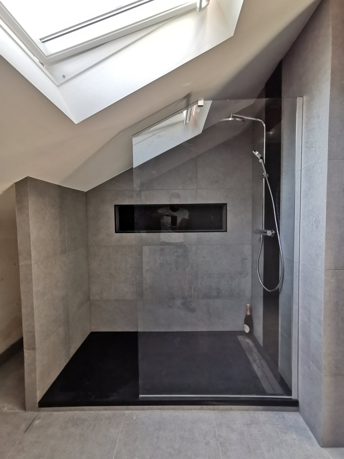 Salle de bain sous combles avec douche italienne et niche encastrée carrelée