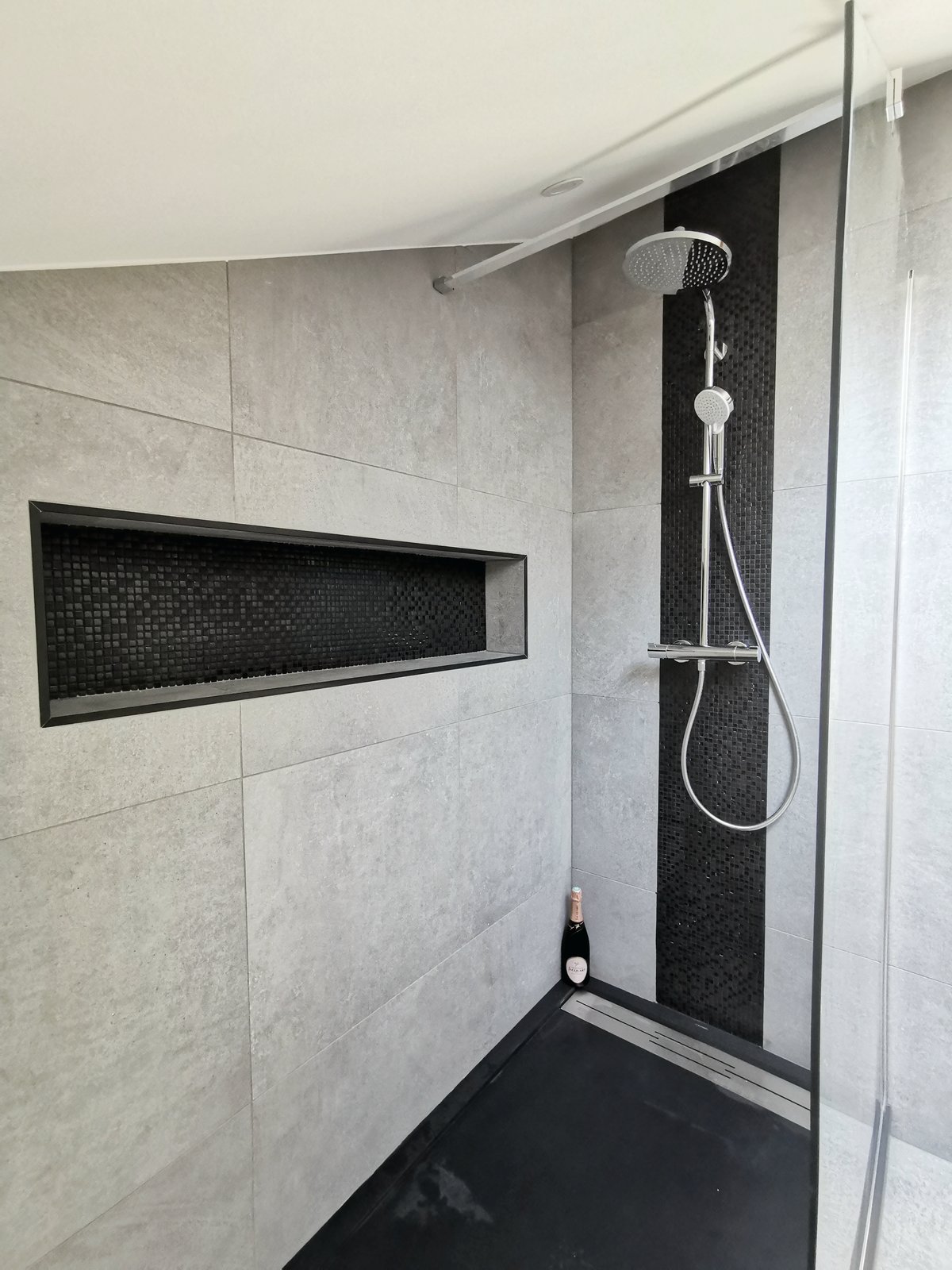 Douche italienne avec niche encastrée dans le mur, carrelage gris clair