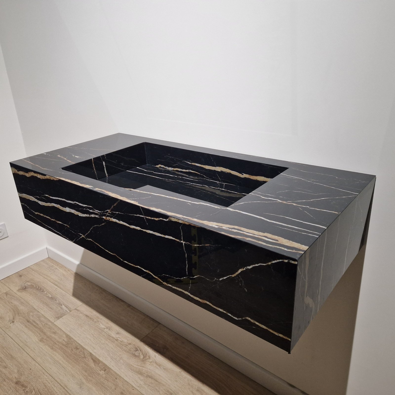 Vasque en grès cérame effet marbre noir Sahara Florim avec veines or